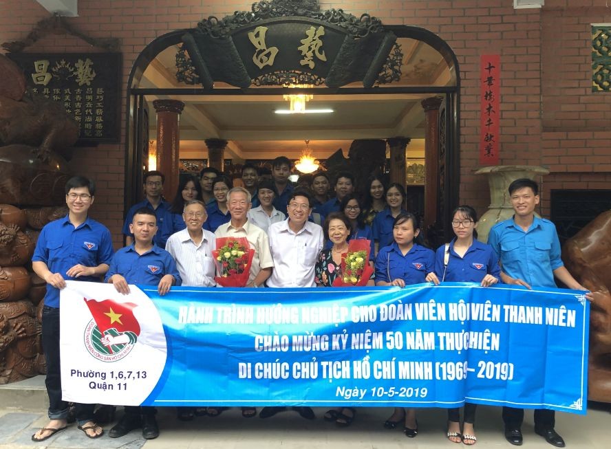 第十一郡第六坊人委會、共青團及第一、七、十三坊共青團於昨(10)日組團前往參觀華人企業家朱應昌的藝昌公司。