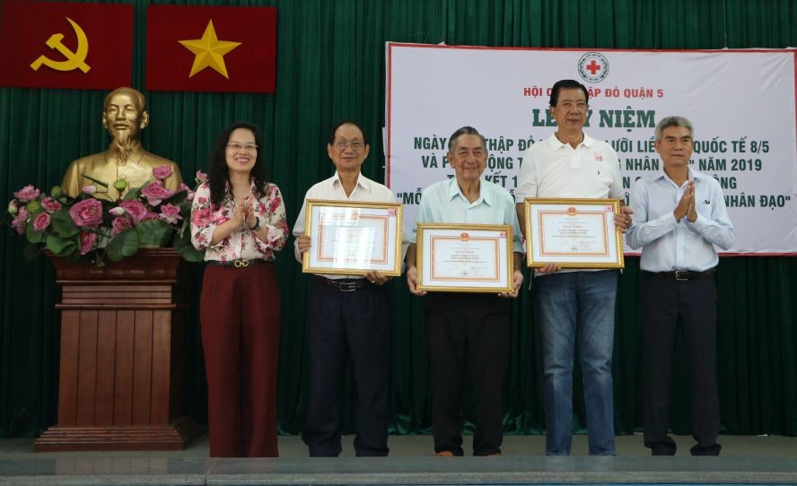 大會向長期支持社會人道活動企業、團體頒發獎狀。