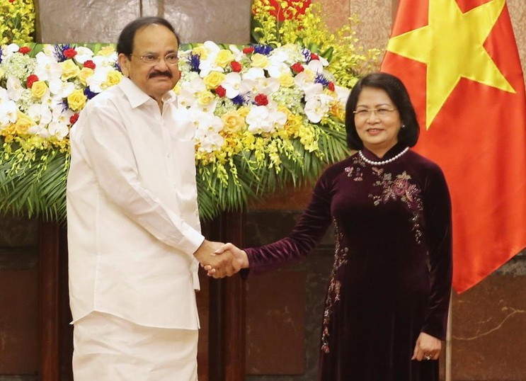 國家副主席鄧氏玉盛(右)與印度副總統文卡亞‧奈杜舉行會談。（圖源：VOV）