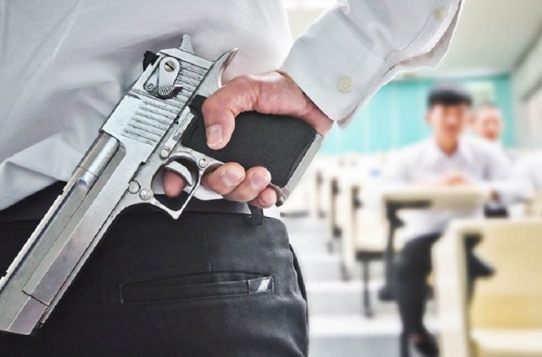 美國佛羅里達州共和黨籍州長德桑提斯8日簽署新法案，允許教師在接受訓練後，在學校配槍，法案將於10月1日開始生效。（示意圖源：互聯網）