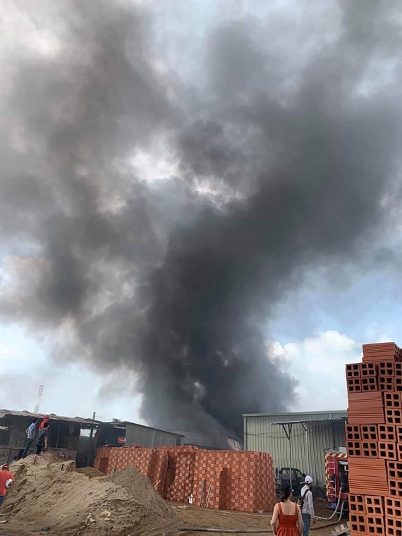 從遠處也能看到數十米高煙柱的火警。（圖源：州鄭）