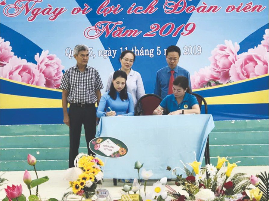 華人女企業家龐美玲在盛會上與勞動聯團簽署勞工培訓備忘錄。