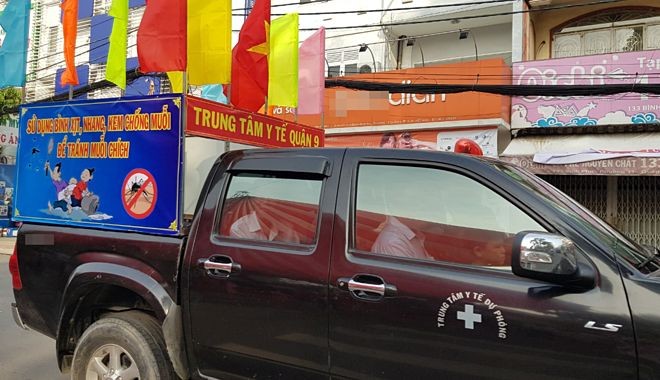 本市各郡縣的宣傳鼓動車隊遊行呼籲加強防範登革熱病。（圖源：黎芳）