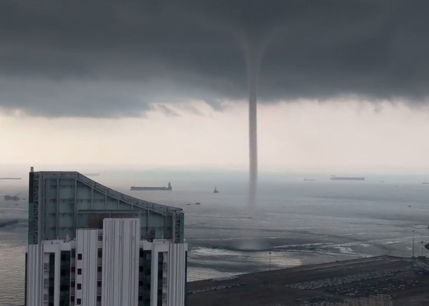 從網上影片可見，當地天空烏雲密佈、高聳入雲的圓形氣柱延伸到水面。（圖源：視頻截圖）