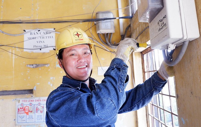 陳明協維修一座老舊公寓內的電力系統。