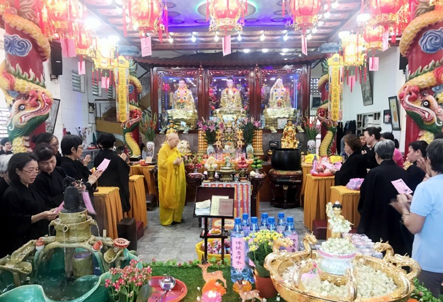善信參加慶賀佛誕法會。