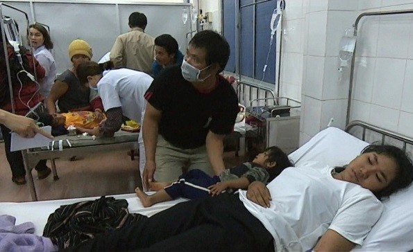 獲送夷靈縣醫療中心救治的疑食物中毒患者。（圖源：克瀝）
