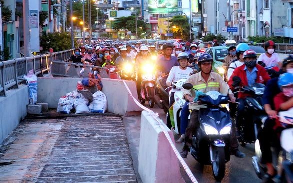 壘渠橋的圍蔽導致車輛往來遇上困難。