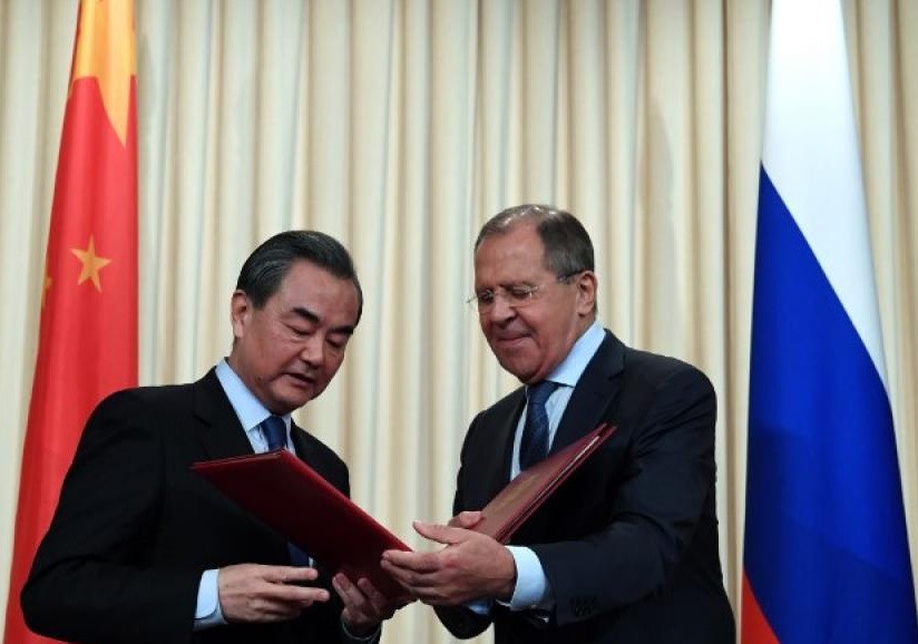 王毅與拉夫羅夫。（圖源：Sputnik）