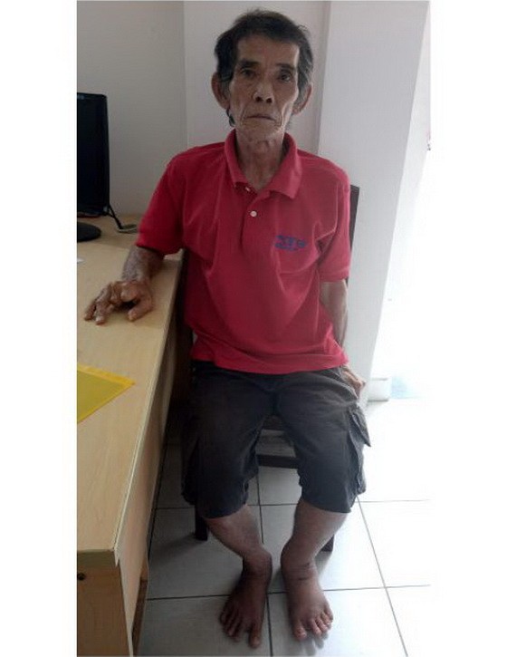 自從滑倒，楊健忠的左腳浮腫，行動困難。