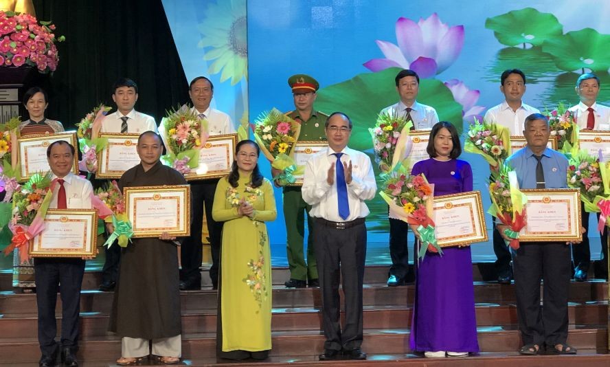 市委書記阮善仁(前右三)向集體、個人模範頒發獎狀。