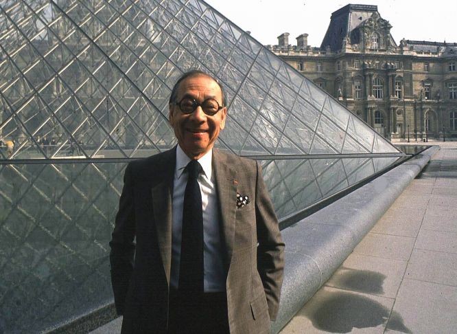 貝聿銘在他設計建造的盧浮宮金字塔前留影。（圖源：互聯網）
