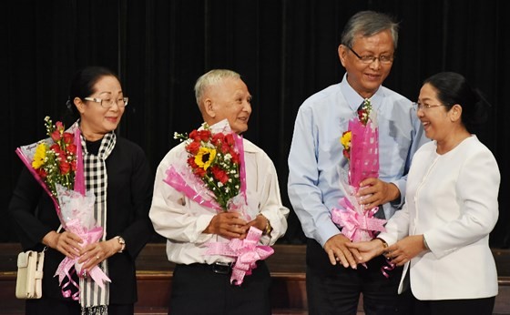 市委副書記武氏蓉（右一）向良好落實“學習與傚法胡志明主席思想、道德與榜樣”運動的典範人物頒獎。