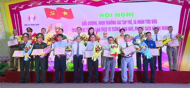 同塔省委昨(17)日舉行向2019年在學習和傚法胡志明的思想、道德、作風中的傑出集體和個人進行表彰、獎勵儀式。（圖源：同塔電視台）