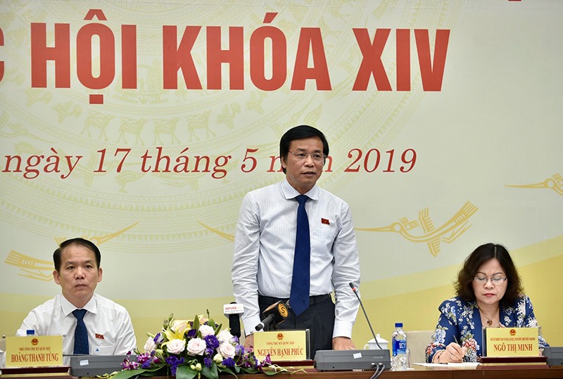 國會秘書長、國會辦公廳主任阮幸福（中）主持新聞發佈會並回答記者提問。（圖源：越雄）