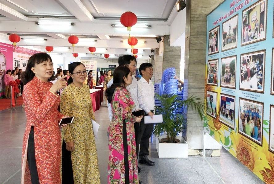 第五郡婦女參觀圖片展。