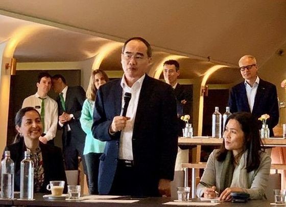 本市高級代表團在抵達荷蘭阿姆斯特丹後立即按計劃展開工作。(圖源:德元)