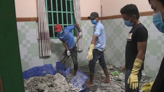 當灌滿水泥的大型橡膠桶被打破後驚現腐爛一具屍體。(圖源:德玉)