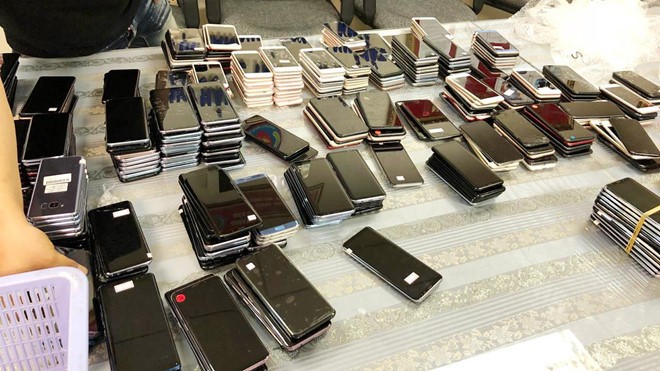 被海關扣留估值約30 億元的走私手機。（圖源：阮輝）
