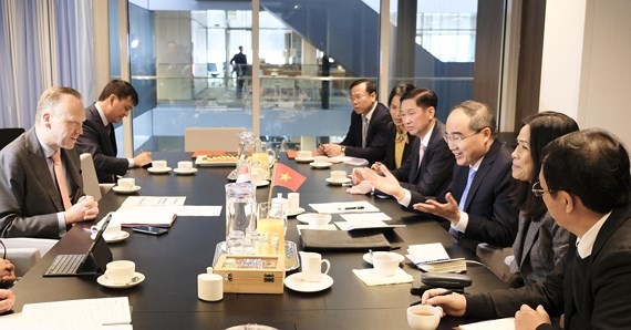 市委書記阮善仁(右三)與荷蘭基礎設施與水管理部副部長羅德舉行會談。（圖源：喬峰）
