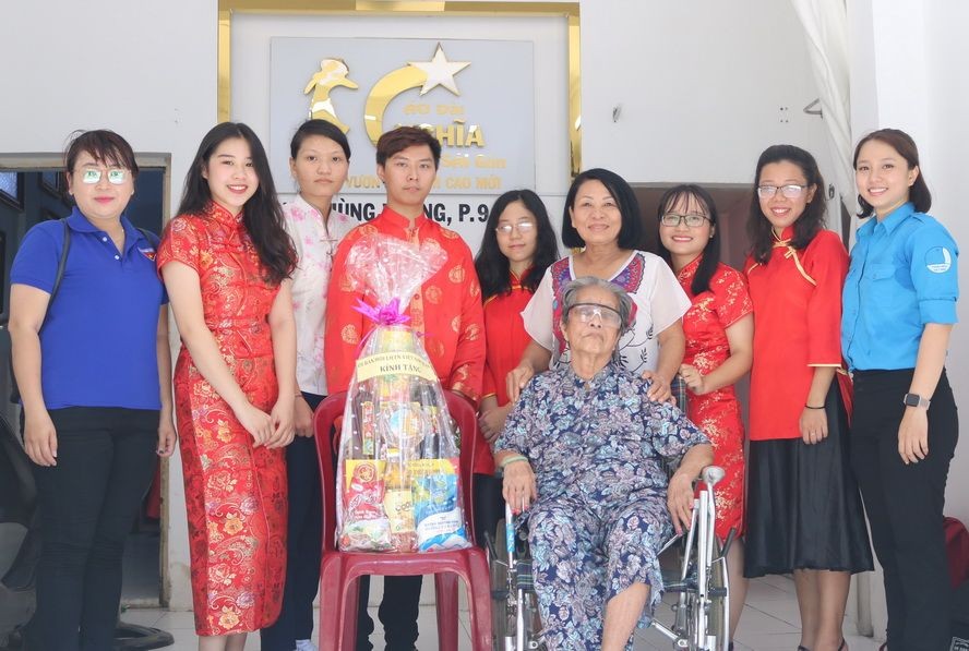 郭清雅（左二）和各優秀民族青年與越南英雄母親阮金華合照。