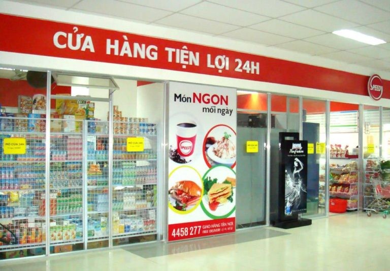 24小時營業的便利店為消費者提供便捷的購物服務。