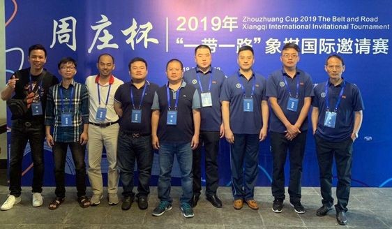 越南隊成員(左一至四)與參賽棋手合影。(圖源:互聯網)