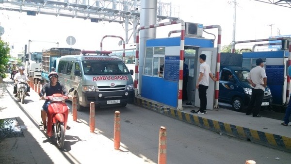 司機停車在T2交通收費站並拒絕買票，導致後面車輛交通中斷，車輛大排長龍延綿數公里。（圖源：清元）