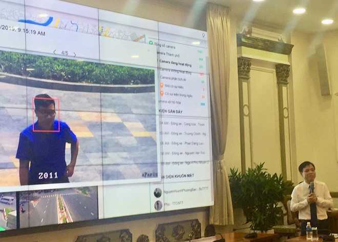 新聞與傳播廳副廳長黎國強介紹識別人臉的監控攝像頭系統。