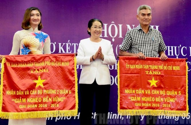 市委副書記武氏蓉頒發錦旗給第五和第六郡。（圖源：市黨部新聞網）