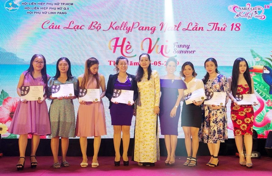 市婦聯會副主席林氏玉華 （右五）向美甲畢業生頒發畢業證書。