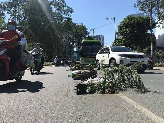 舊邑郡紅河街上某一沙井沒蓋給道路安全帶來隱患。（图源：HT）