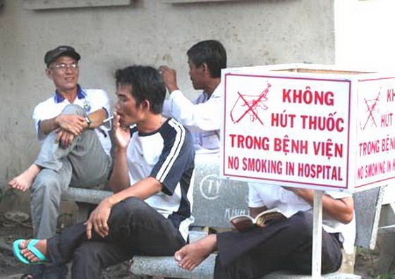 儘管醫院內設有禁煙標誌，但不少人 仍然違規吸煙。