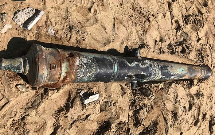 出土的阮朝銅炮完整無缺，尺寸小但花紋精緻。（圖源：互聯網）