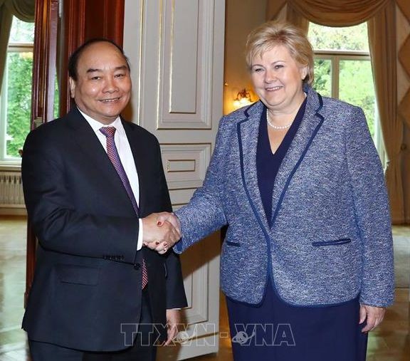 阮春福總理與挪威首相埃爾娜‧索爾貝格會晤。(圖源:越通社)