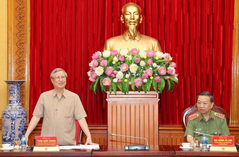 黨中央政治局委員、黨中央書記處常務書記、文件小組常務處副主任陳國旺(左)在會議上發言。(圖源:春和)