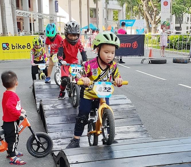 騎自行車上下斜坡，考驗少兒的 技術與膽色。（圖源：互聯網）