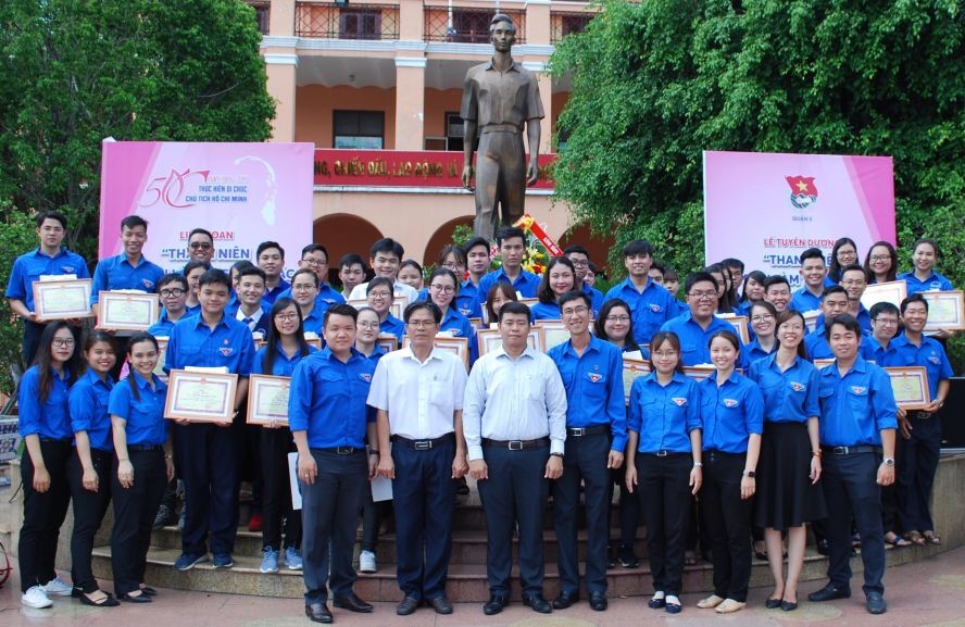 共青團第五郡郡委昨(26)日上午在市胡志明博物館舉行2019年“優秀青年遵循胡志明主席教誨”表彰儀式。