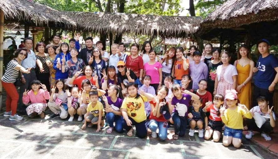 師生們在平貴旅遊區拍照留念。