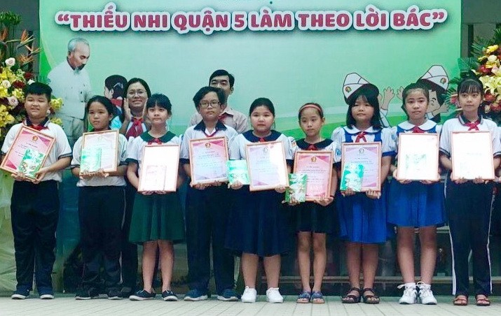 獲表彰為遵循胡伯伯教誨的少兒。