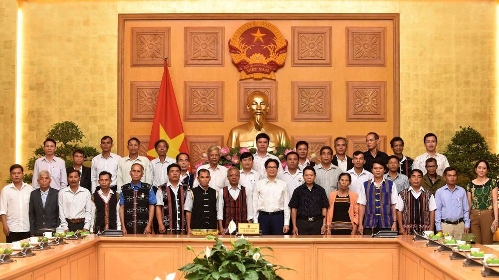 政府副總理武德膽同廣南省德高望重的少數民族模範代表團合影。(圖源:VGP)