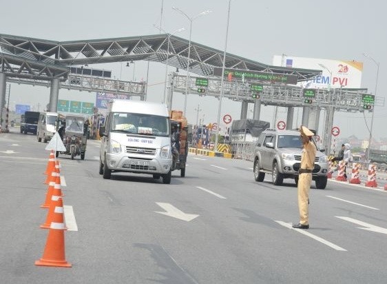 交警在高速公路檢查車輛。（圖源：VOV）