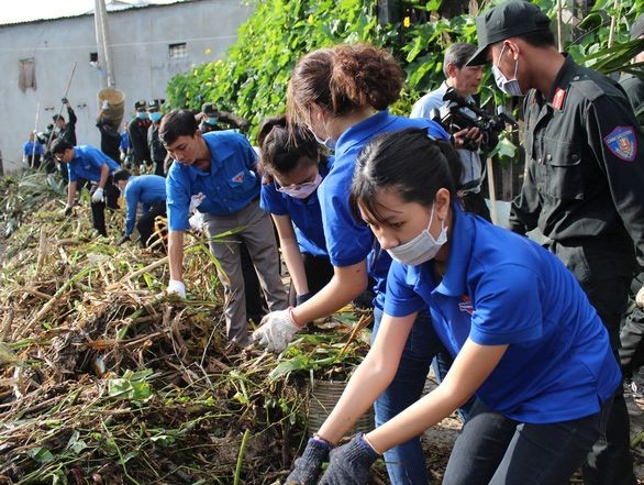 年輕人參加「綠色週日」，疏濬 第七郡丐湄涌。