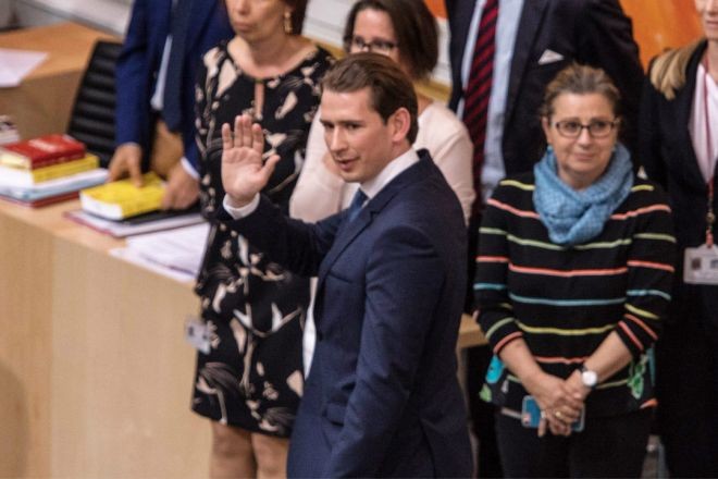 當地時間27日,奧地利總理庫爾茨(Sebastian Kurz)被國民議會不信任票罷免後離開。