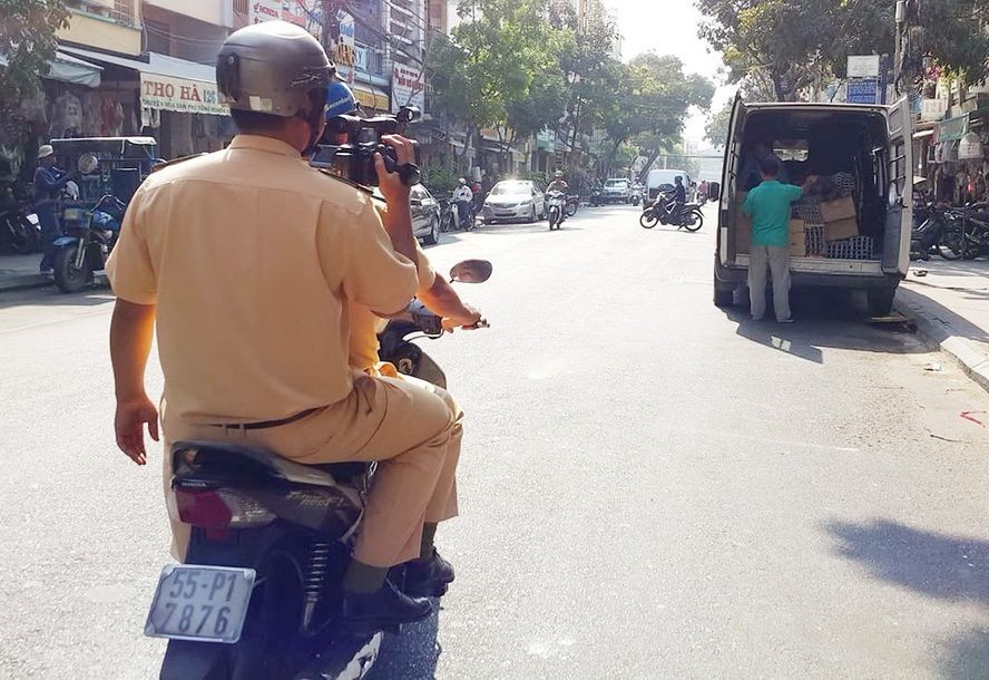 交警在路上巡邏抓拍違規者。（圖源：VOV）