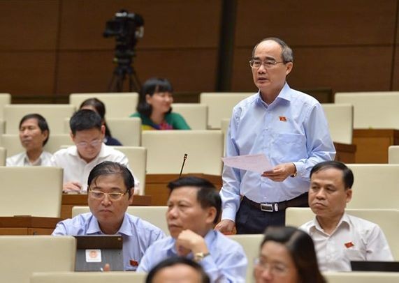 市委書記阮善仁(站立)在會議上發言。(圖源:曰鐘)