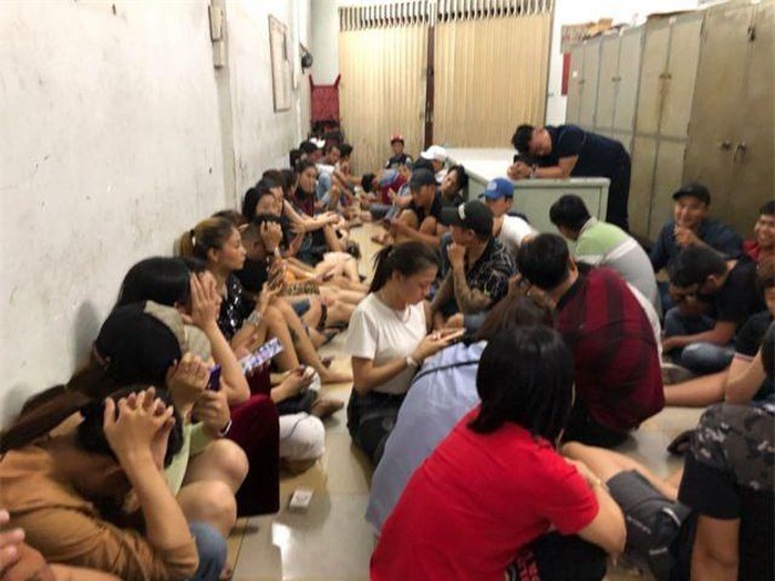 疑使用毒品的52名客人被押回第五坊公安派出所處理。（圖源：警方提供）