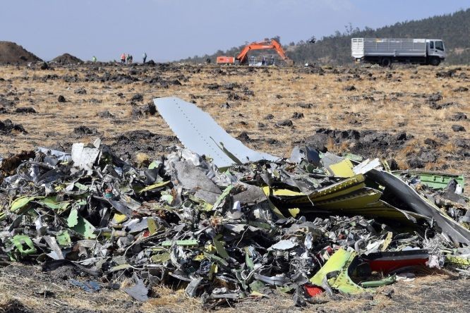 圖為 2019年3月埃塞俄比亞航空波音737 Max飛機失事殘骸。(圖源:EPA)