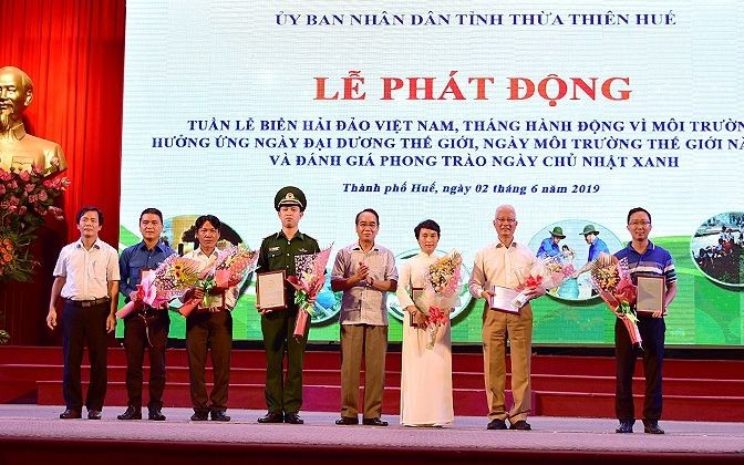 承天-順化省領導向對環保有貢獻的單位代表頒發獎狀和禮物。（圖源：公后）