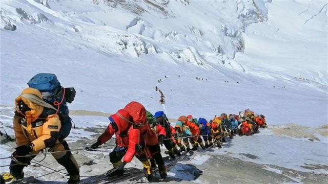 喜馬拉雅山又現攀峰意外,8 人生死未卜。圖為2019年5月22日,尼泊爾,登山客排長龍攀登珠穆朗瑪峰。(圖源:互聯網)